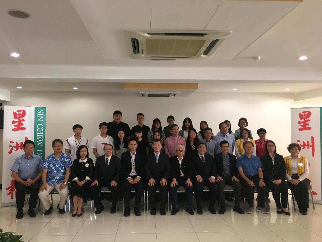 Timbalan Wakil  Michael S.Y. Yiin dengan VIP dan Pelajar yang menang mengambil gambar bersama-sama.