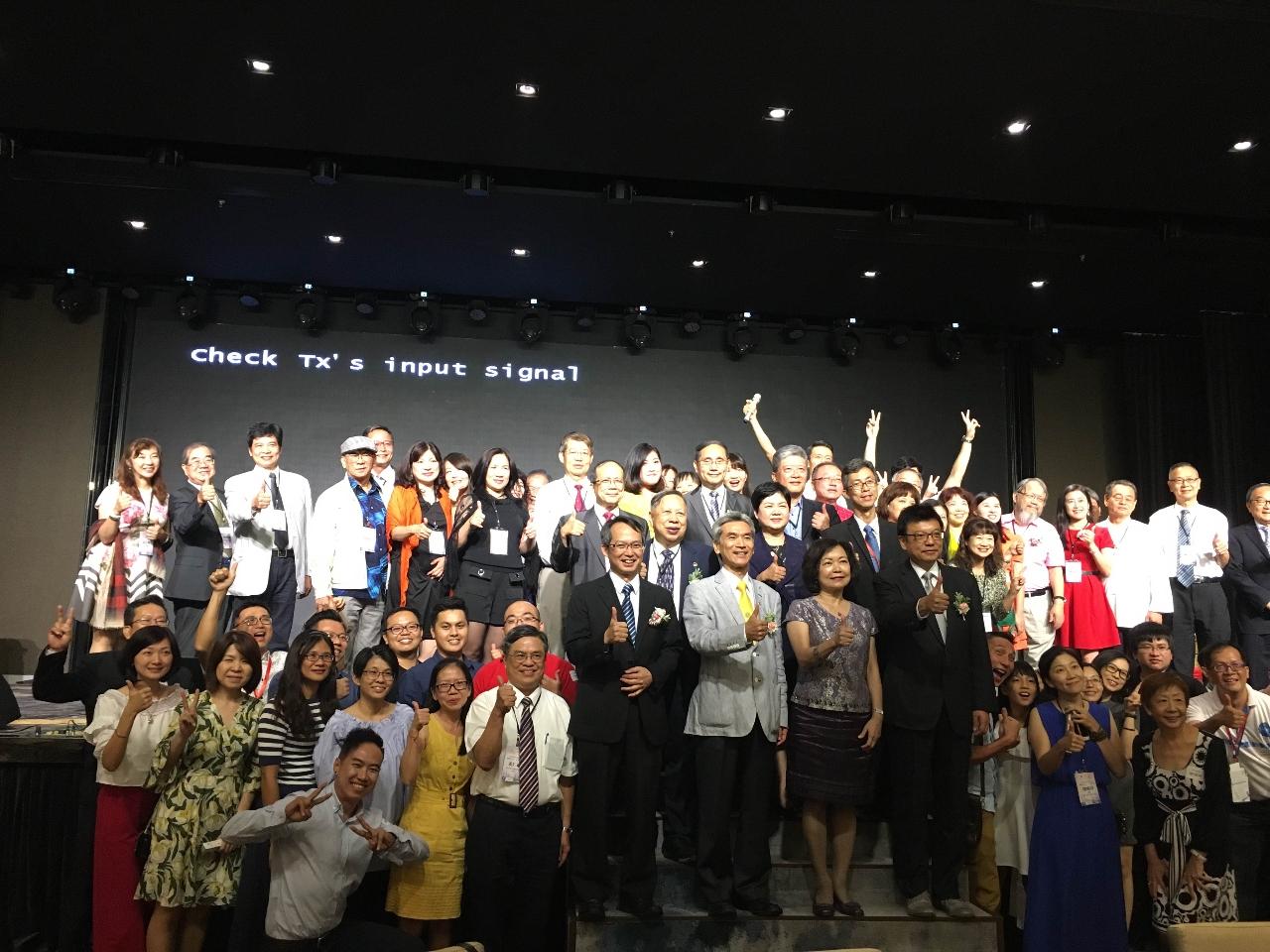 Wakil Anne Hung menghadiri Persatuan Alumni Universiti Chung Hsing Universiti Dan Taipei Universiti, Malaysia Perhimpunan ulang tahun ke-44 mengambil gambar bersama-sama.