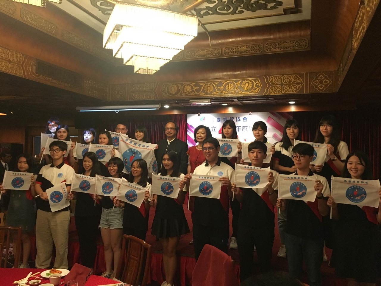 Wakil Anne Hung menghadiahi pennant kepada ahli -ahli Taiwan Youth Malaysia Study Tour 2018.
