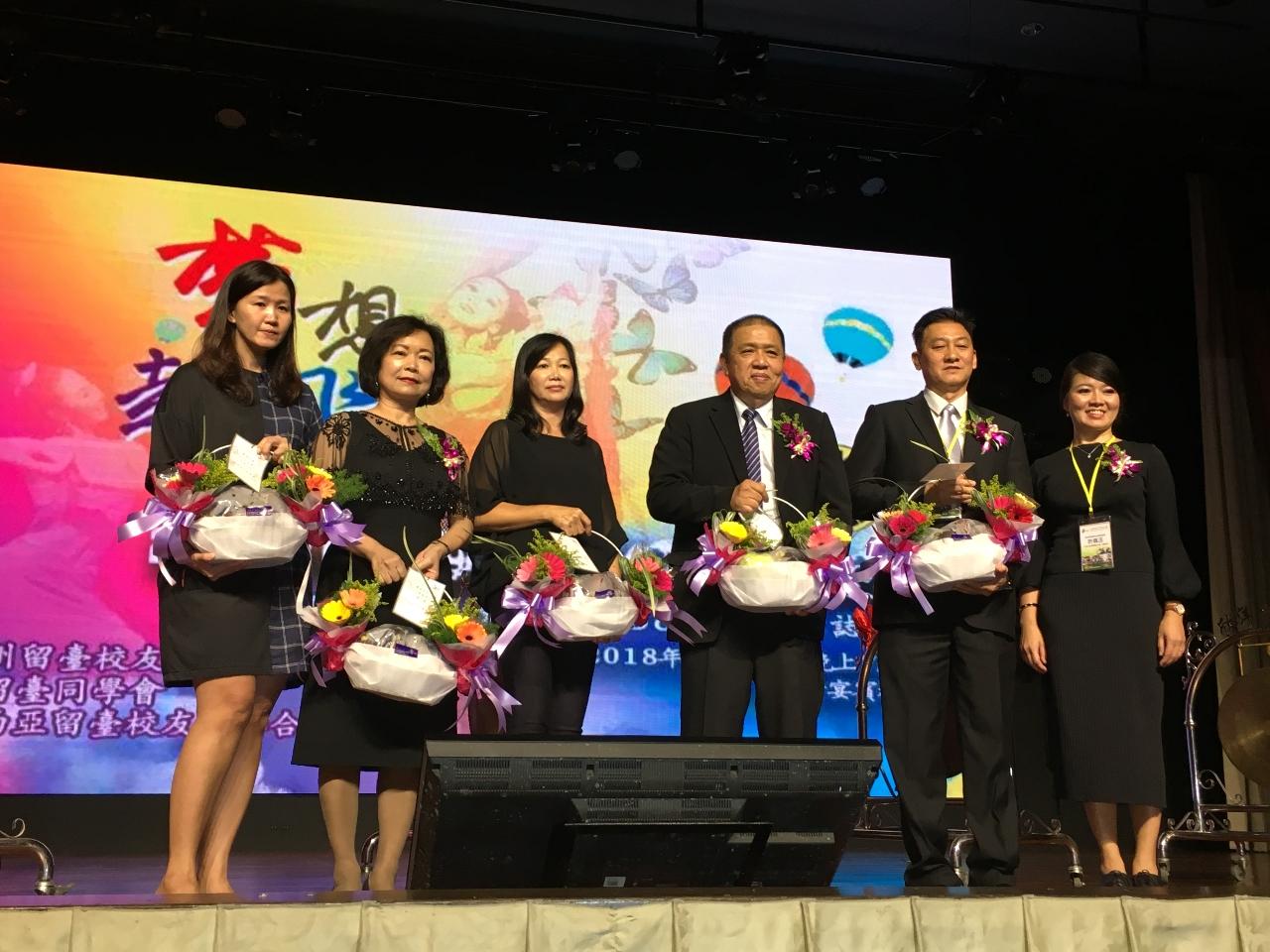Wakil Anne Hung (kiri dua) menghadiri Persatuan Alumni Taiwan, Batu Pahat,  2018 Mandarin Night di Johor mengambil gambar bersama-sama.