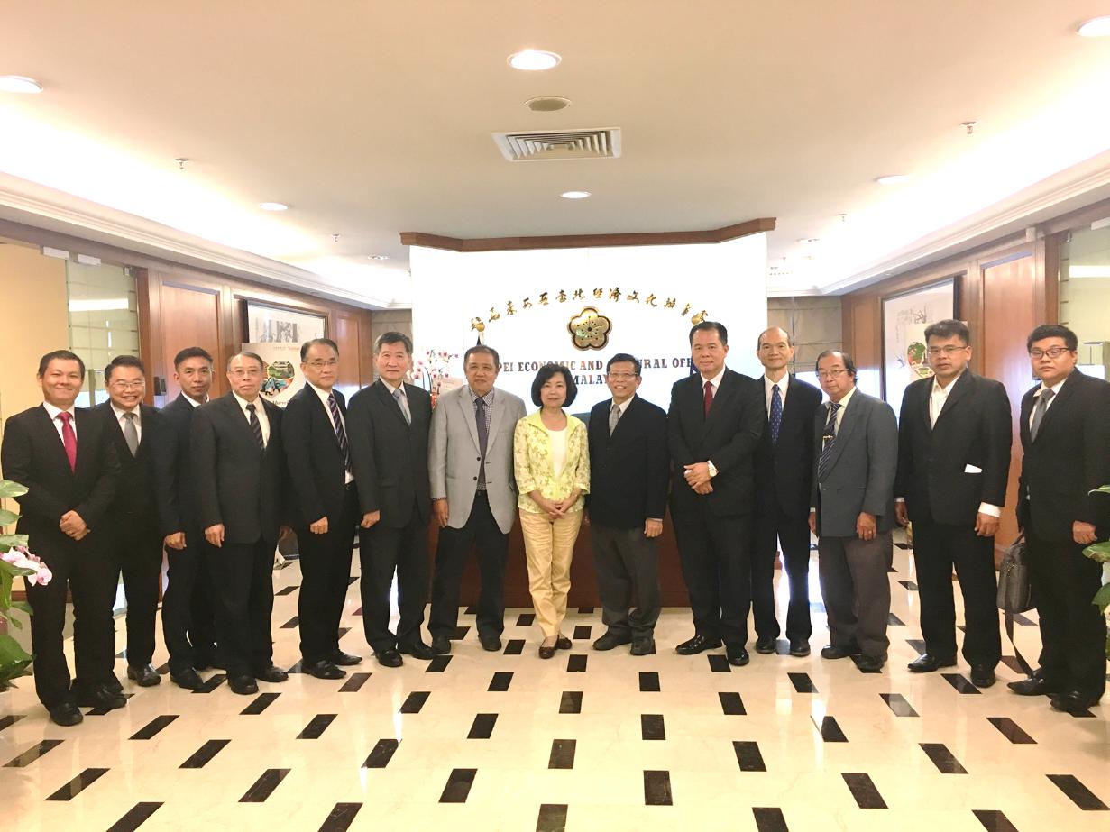 Wakil Anne Hung dengan Gabungan Persatuan Alumni Universiti Taiwan, Malaysia Persiden Dato' Lawrence Ting Siew Haw dan kader mengambil gambar bersama-sama.
