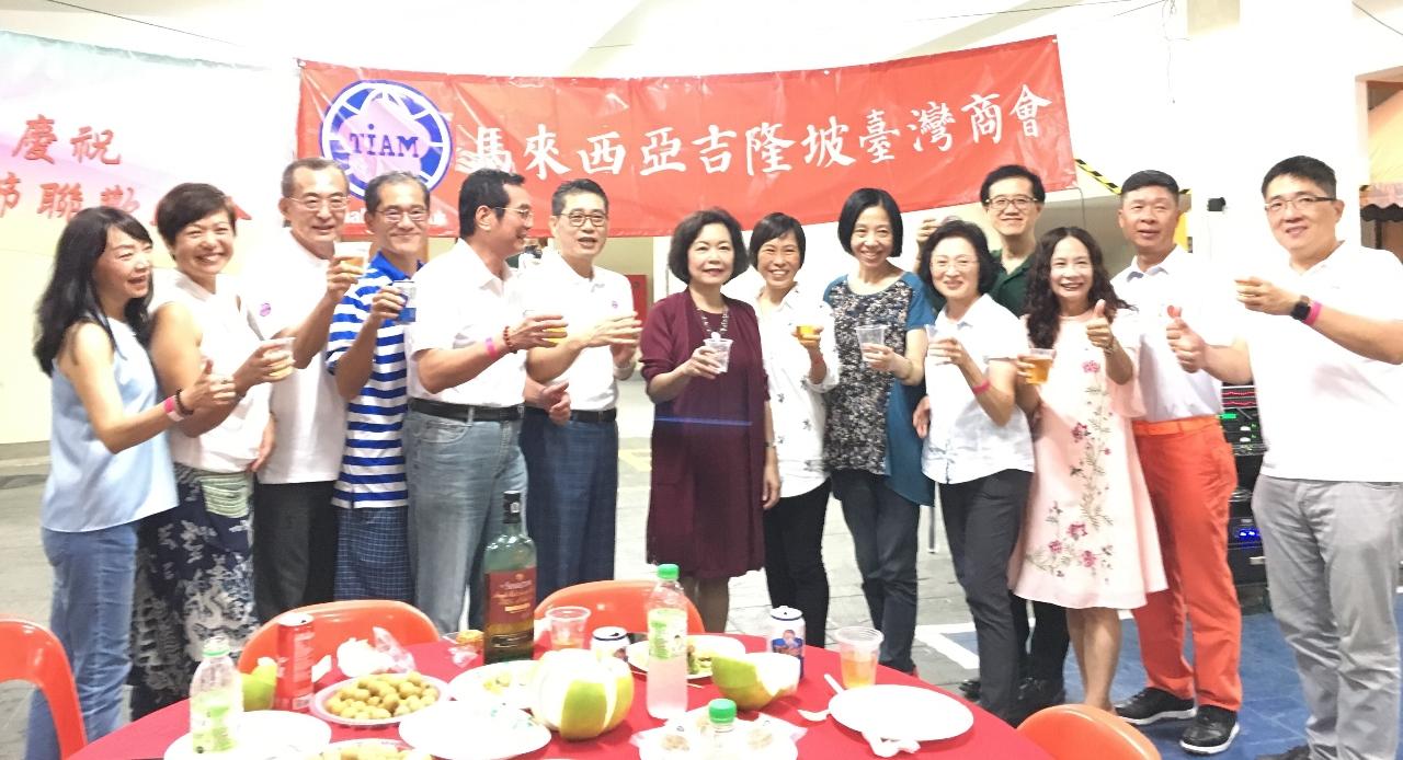 Wakil Anne Hung (kiri tujuh) menghadiri Taipei Investors’ Association in Kuala Lumpur 2018 sesi makan Perayaan Kuih Bulan.
