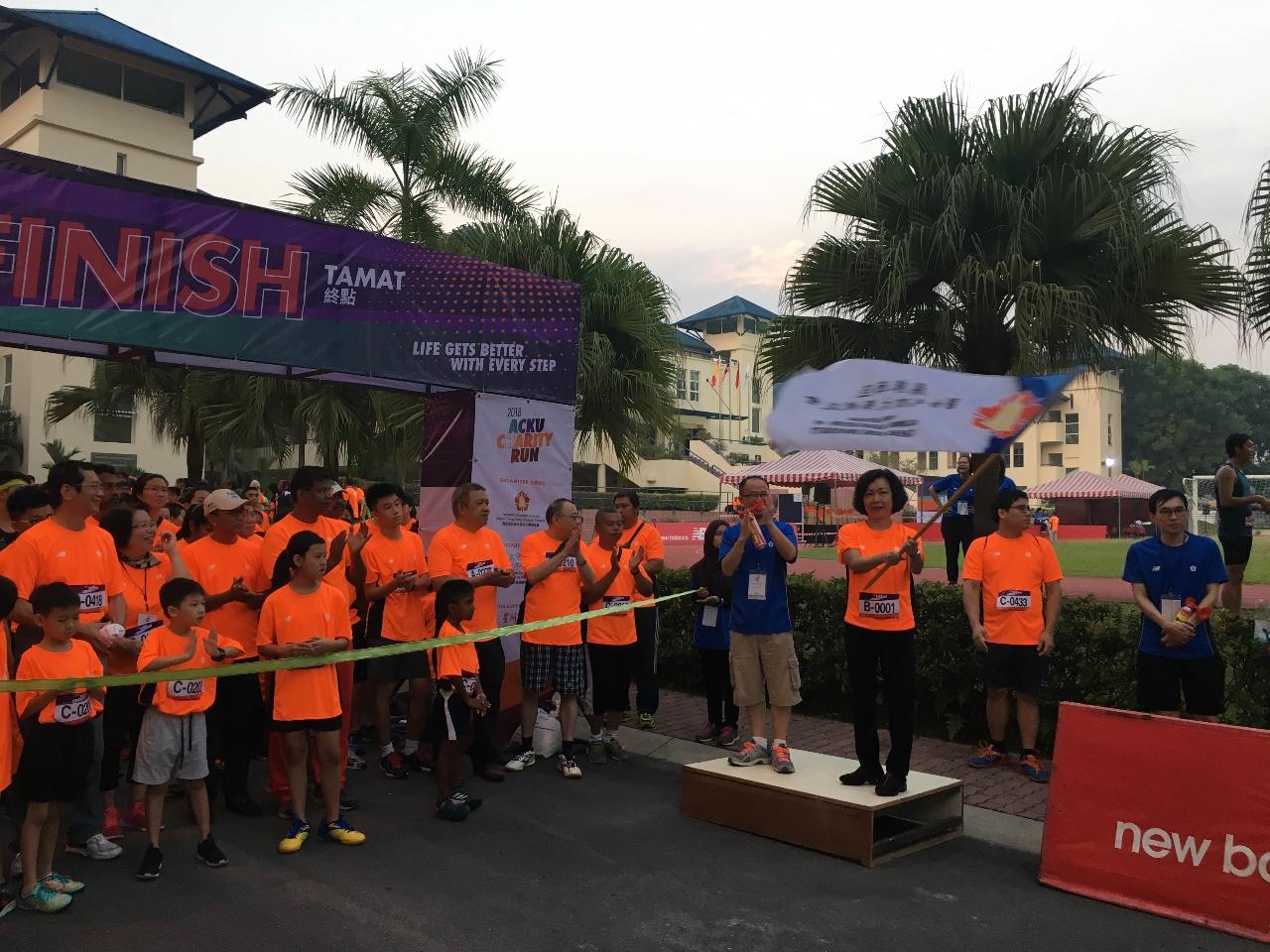 Wakil Anne Hung menghadiri Persatuan Siswazah-siswazah Taiwan Cheng Kung Universiti, Malaysia “ACKU Charity Run” dan bendera gelombang untuk menggalakkan peserta.
