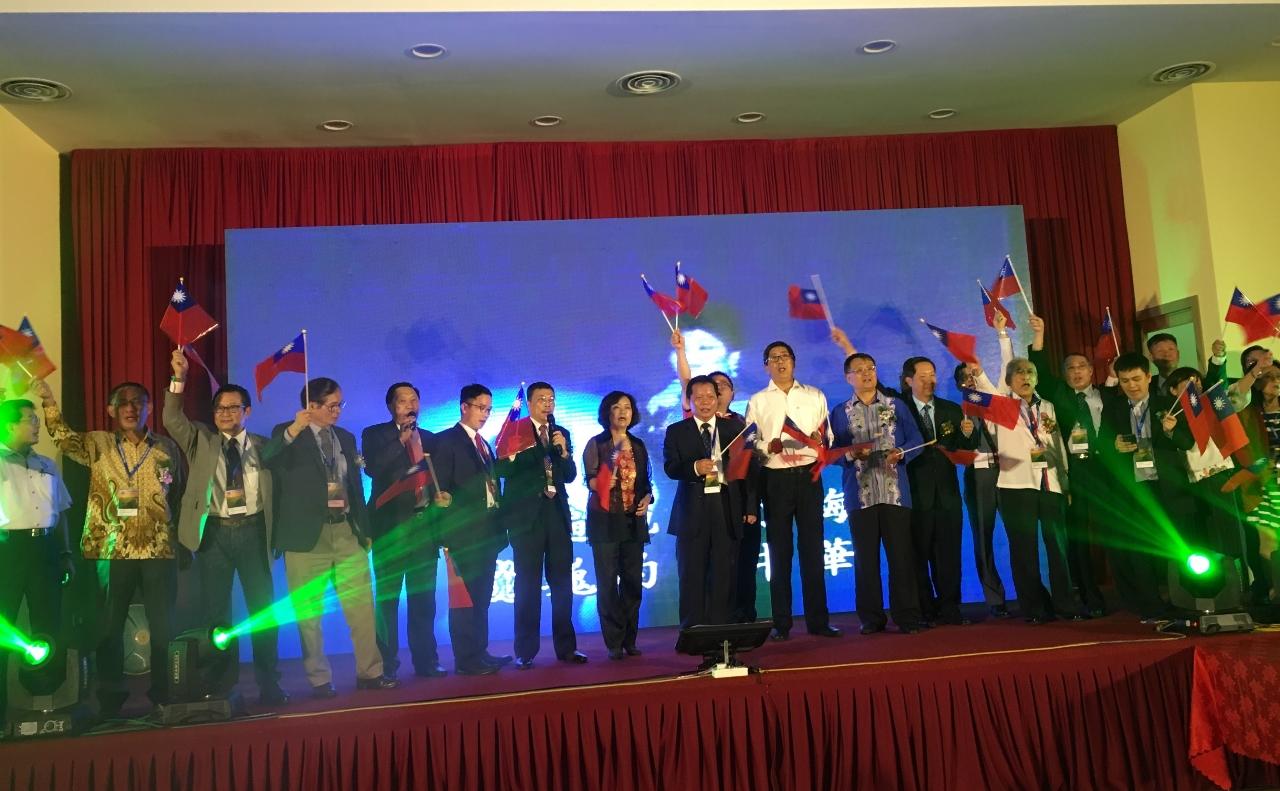 Wakil Anne Hung (kiri lapan) menghadiri majlis makan malam ulang tahun ke-107 Hari Kebangsaan Republik China yang diadakan oleh Taipei Investors´ Association in Malaysia.
