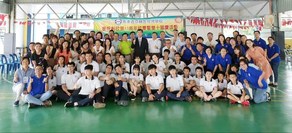 Timbalan Wakil Michael S.Y.Yiin (barisan belakang, pusat di kalangan pelajar, saman) mengambil foto kumpulan dengan Sekolah Cina China Pulau Pinang dari guru, pelajar dan ibu bapa.
