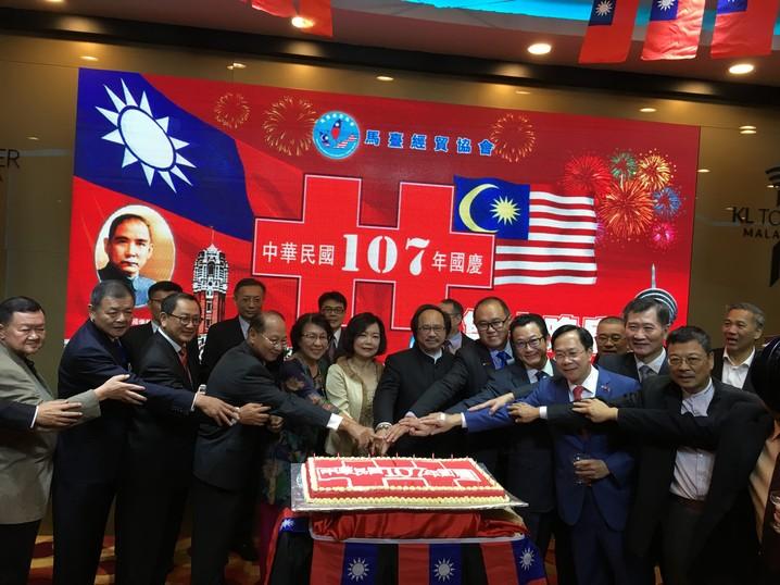 Wakil Anne Hung dan VIP menyambut ulang tahun ke-107 Republik China dengan VIPS menghadiri majlis makan malam.


