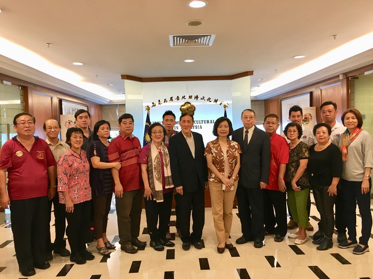 Wakil Anne Hung (barisan hadapan, kanan enam) dengan Kim Mui Association Sarawak Pengerusi Chua Seng Chai and cadre mengambil gambar bersama-sama.
