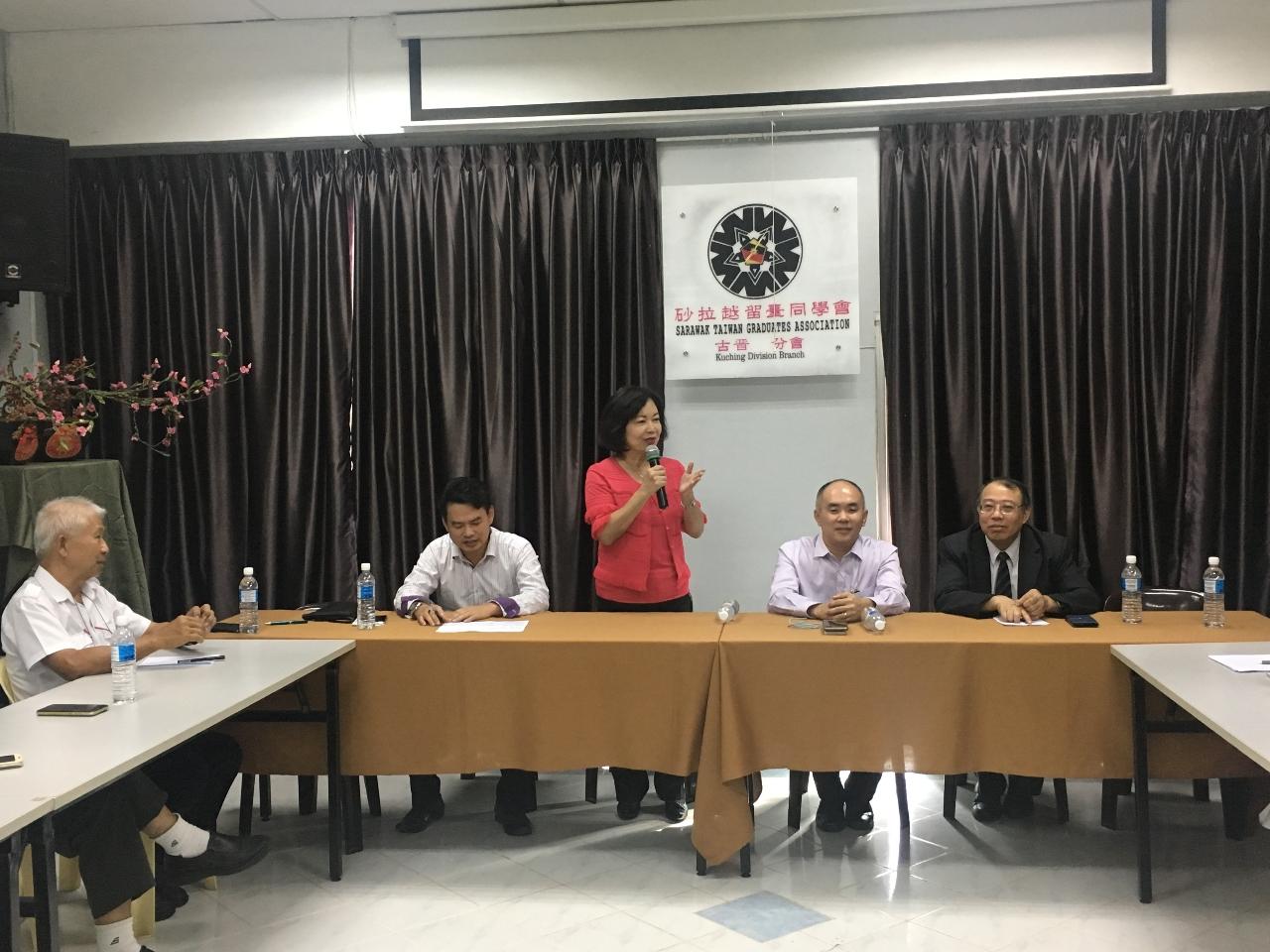 Wakil Anne Hung (kanan tiga) membuat lawatan courtesy Persatuan Graduan Taiwan, Sarawak, Cawangan Bahagian Kuching.
