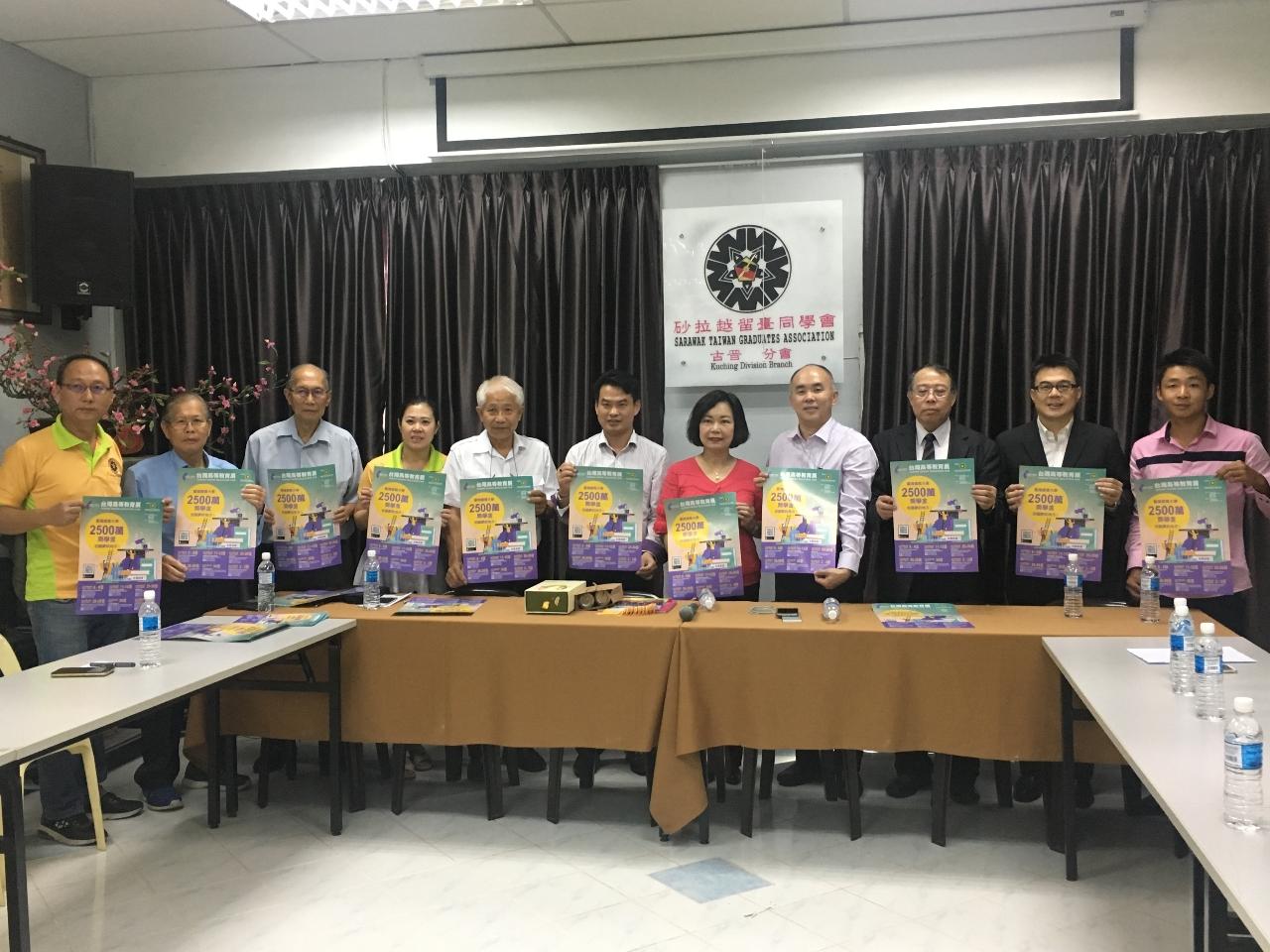 Wakil Anne Hung (kanan lima) mengambil gambar dengan Persatuan Graduan Taiwan, Sarawak Presiden Ting Chiong Won (kanan lima), Cawangan Bahagian Kuching Naib pengerusi Jacky Ngo Lee Siong dan kader. 