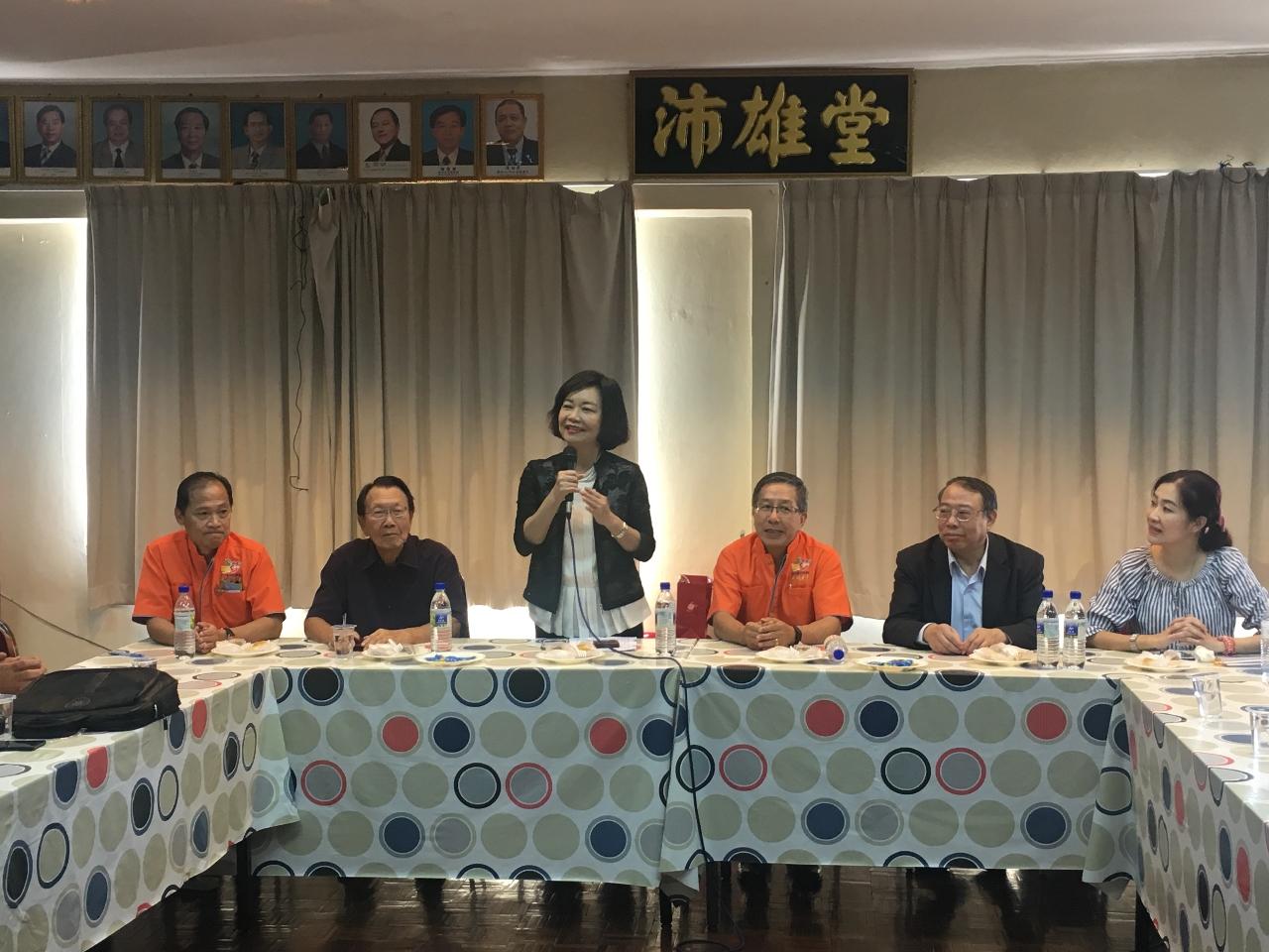 Wakil Anne Hung (kiri tiga) mengadakan kunjungan hormat kepada Persatuan Alumni Taiwan Sabah menyampaikan ucapan.
