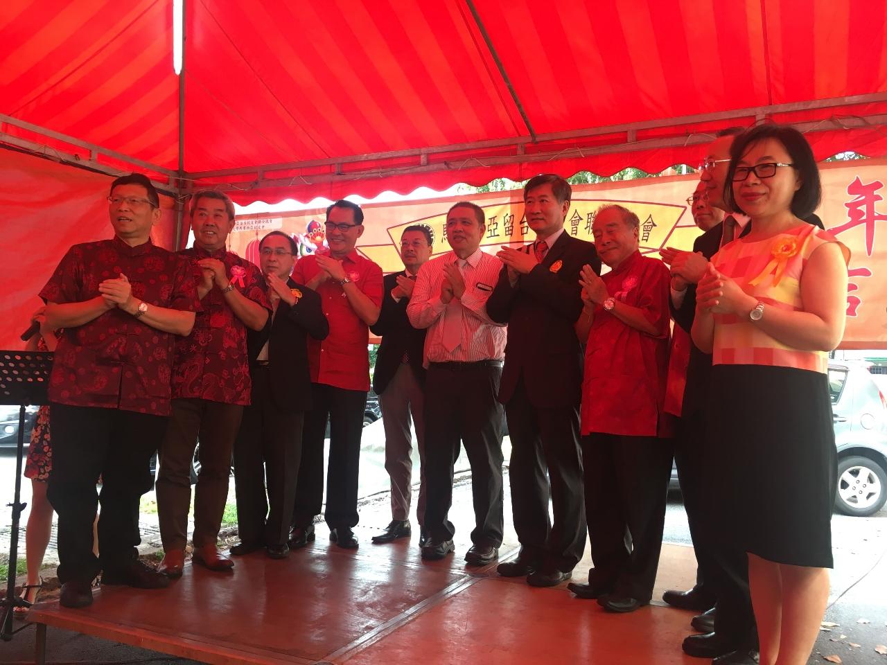 Timbalan Wakil Michael S.Y.Yiin (kiri tujuh) menghadiri acara Tahun Baru Cina yang diadakan oleh Gabungan Persatuan Alumni Universiti Taiwan, Malaysia meraikan Tahun Baru Merayakan tahun ini dengan para tetamu yang terkenal.