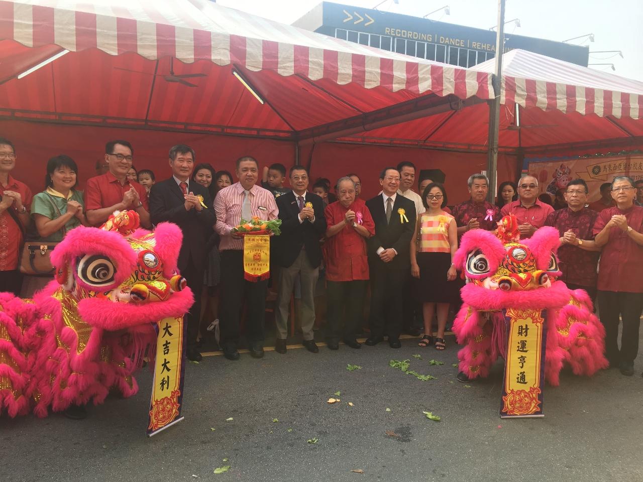 Timbalan Wakil Michael S.Y. Yiin (kiri empat) menghadiri activiti 2019 Acara Tahun Baru Cina Gabungan Persatuan Alumni Universiti Taiwan, Malaysia 2019 meraikan Tahun Baru. 
