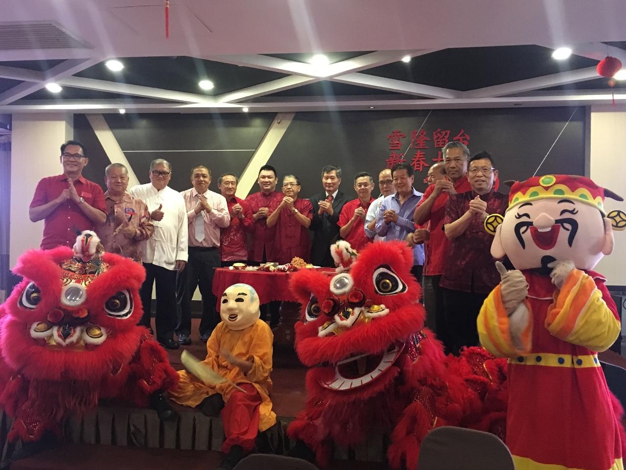 Timbalan Wakil Michael S.Y. Yiin (kiri lapan) menghadiri activiti Tahun Baru Cina Gabungan Persatuan Alumni Taiwan, Selangor Dan Wilayah Persekutuan Malaysia 2019 meraikan Tahun Baru. 