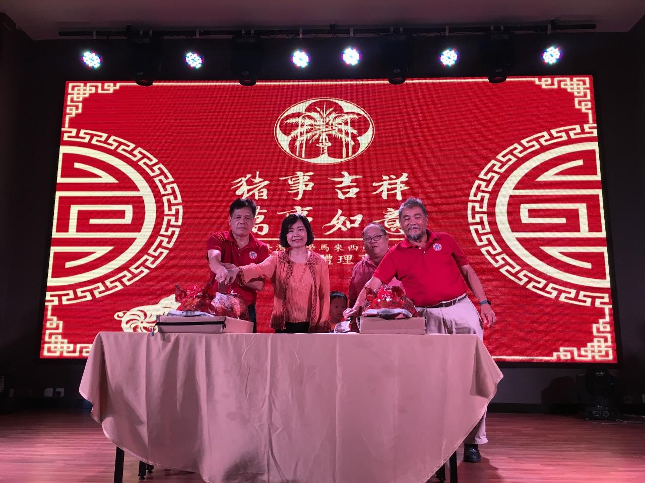 Wakil Anne Hung (kiri dua) menghadiri activiti Tahun Baru Cina Persatuan Siswazah-Siswazah Universiti Kebangsaan Taiwan, Malaysia 2019 toast dengan para tetamu yang terkenal.