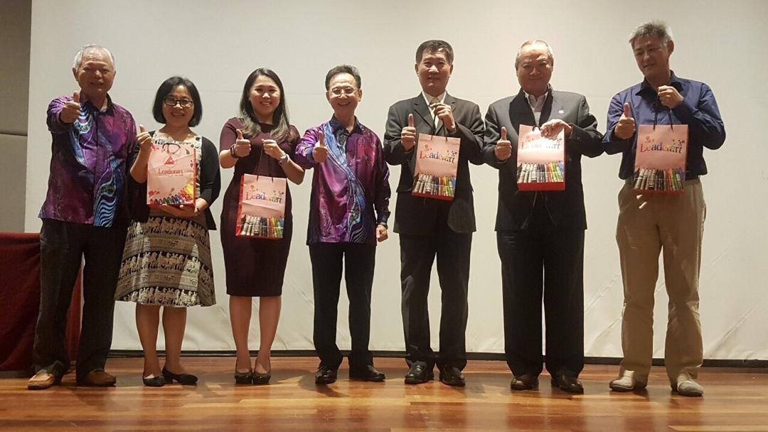 Timbalan Wakil Michael S.Y.Yiin (kanan tiga) menghadiri activiti Tahun Baru Cina 2019  Taipei Investors' Association in Johor dengan VIPs mengambil gambar bersama-sama.
