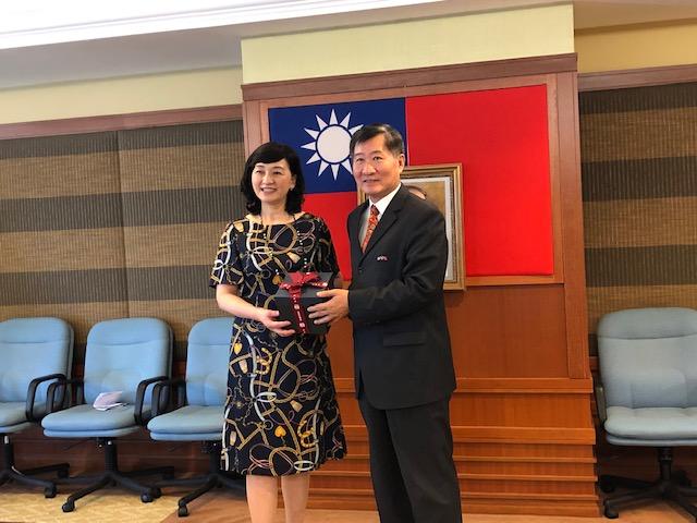 Pengerusi Alice Liu dari Global Federation of Chinese Business Woman menyampaikan cenderahati kepada Timbalan Wakil Michael S.Y.Yiin.