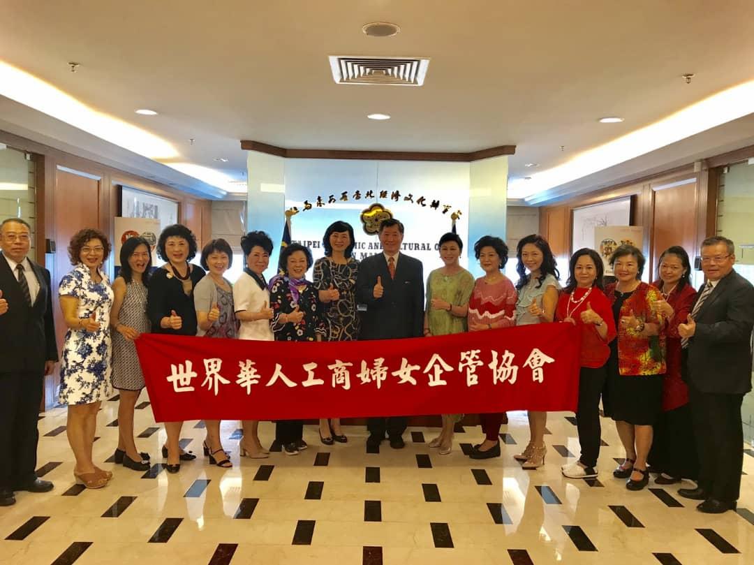 Timbalan Wakil Michael S.Y.Yiin (tengah) mengambil gambar kumpulan dengan ahli Global Federation of Chinese Business Women.