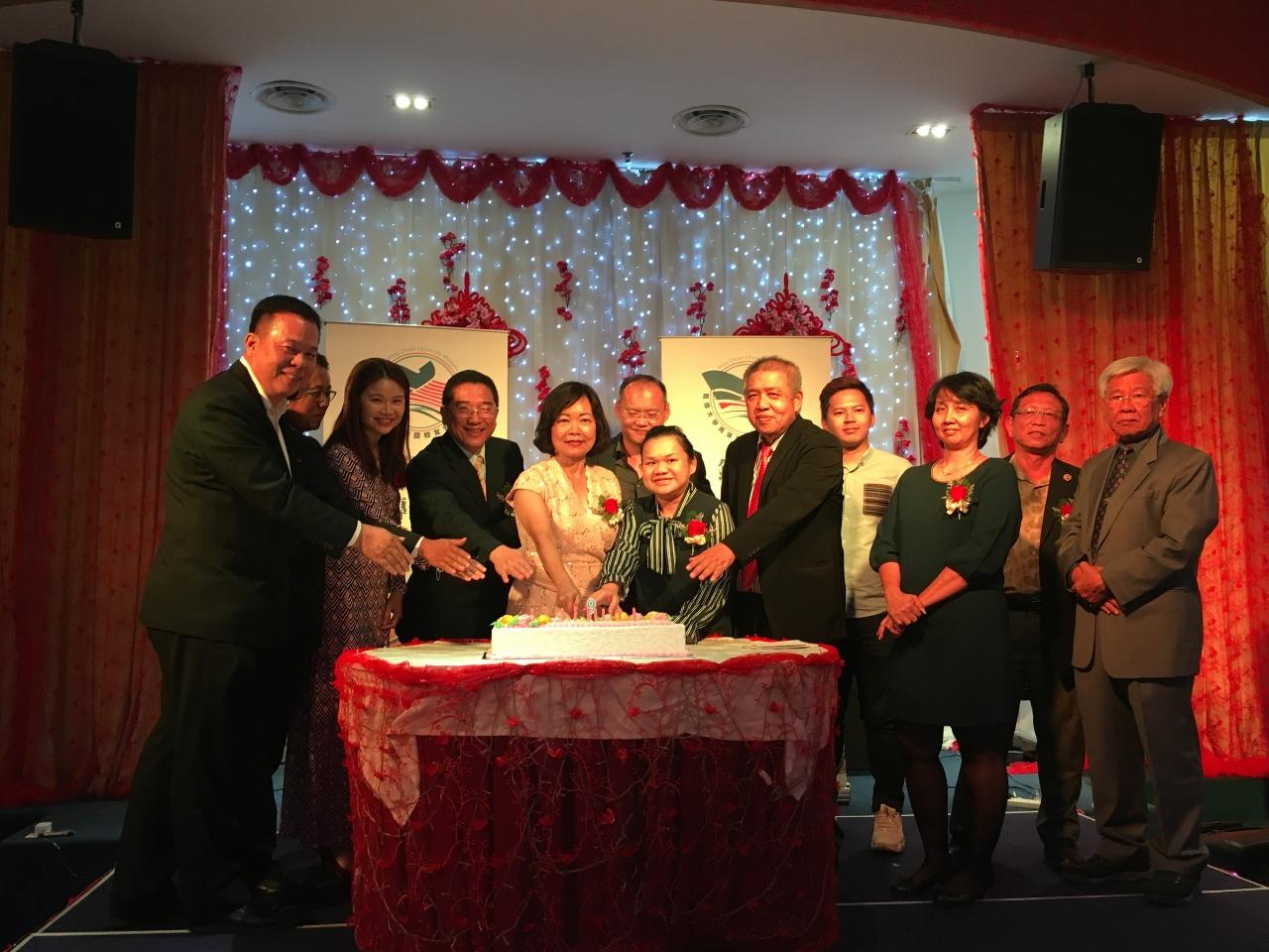 Wakil Anne Hung (barisan pertama, kelima dari kanan) memotong kek dengan VIP.