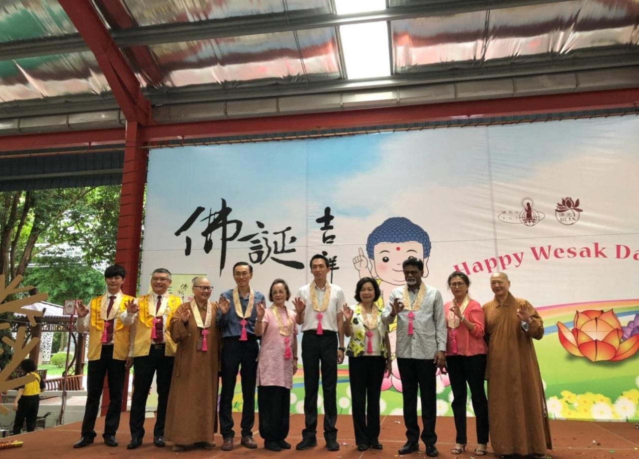 Wakil Anne Hung menghadiri (kanan keempat) menghadiri Majlis Pembukaan Bazaar Amal Vegetarian.
