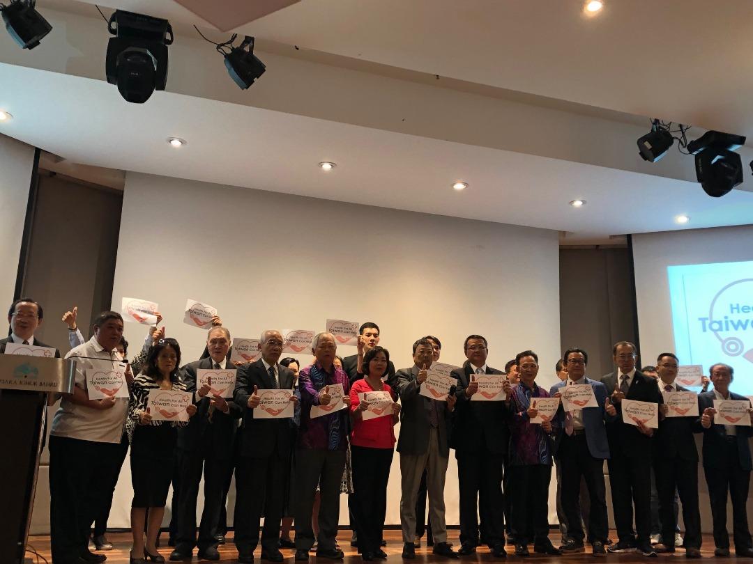 Wakil Anne Hung (barisan depan, tujuh dari kiri) dan perniagaan Taiwan di Malaysia menyokong Taiwan menyertai WHA.