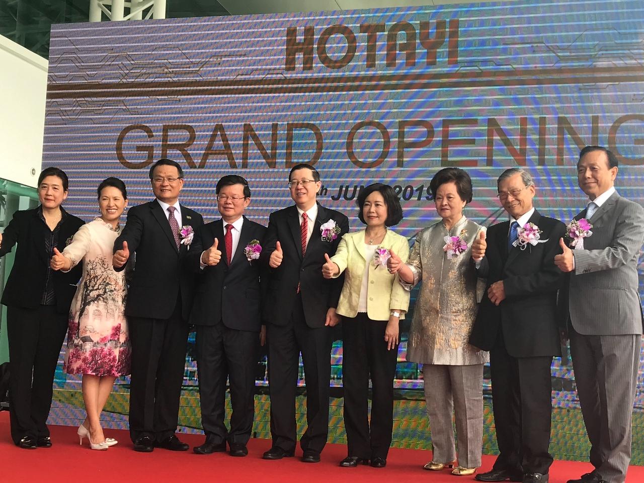 Wakil Anne Hung (Pusat) menghadiri Majlis pembukaan “Hotayi Batu Kawan Grand Opening Ceremony”.
