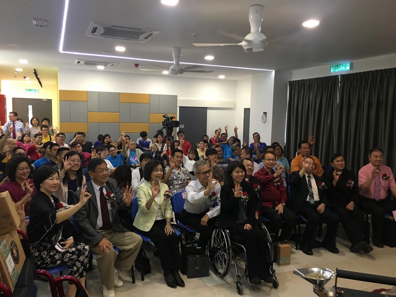 Wakil Anne Hung (barisan depan, kanan kelapan) menghadiri Beautiful Gate Foundation For The Disabled majlis perasmian Coffee Workshop mengambil gambar dengan peserta.