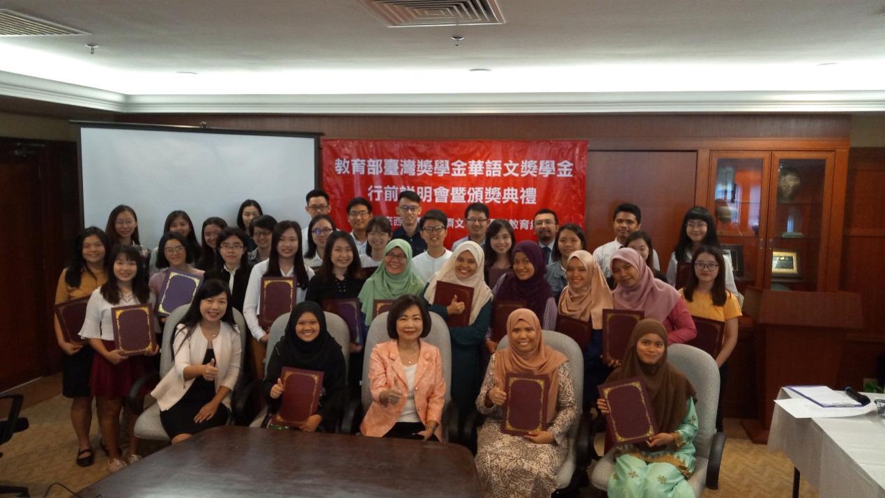  Wakil Anne Hung mengambil gambar dengan para penerima Biasiswa Kementerian Pendidikan Taiwan and Biasiswa Huayu Enrichment.
