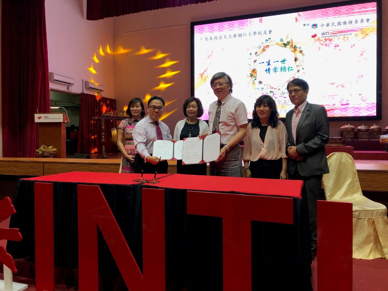 Wakil Anne Hung (ketiga dari kiri) mengambil bahagian di Fu Jen Catholic University dengan INTI International University menandatangani memorandum kerjasama dengan program doktoral.