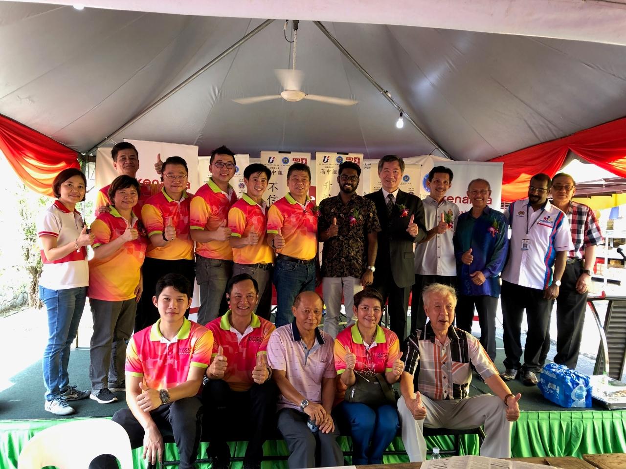 Timbalan Wakil  Michael S.Y.Yiin (barisan belakang, kanan kelima) mengambil gambar dengan peserta.