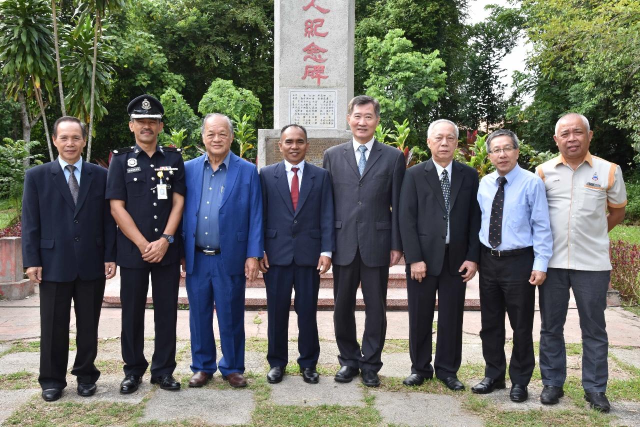 Timbalan Wakil Michael S.Y.Yiin (kanan keempat) di Keningau, Sabah menghadiri Tugu Peringatan Perang Dunia Ke II dengan VIP mengambil gambar bersama-sama.