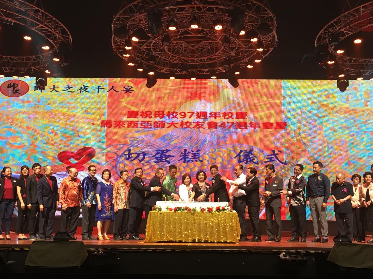 Wakil Anne Hung (kesepuluh dari kanan) menghadiri majlis makan malam ulang tahun "Seribu Orang" yang diadakan oleh Persatuan Alumni Universiti National Taiwan Normal, Malaysia.