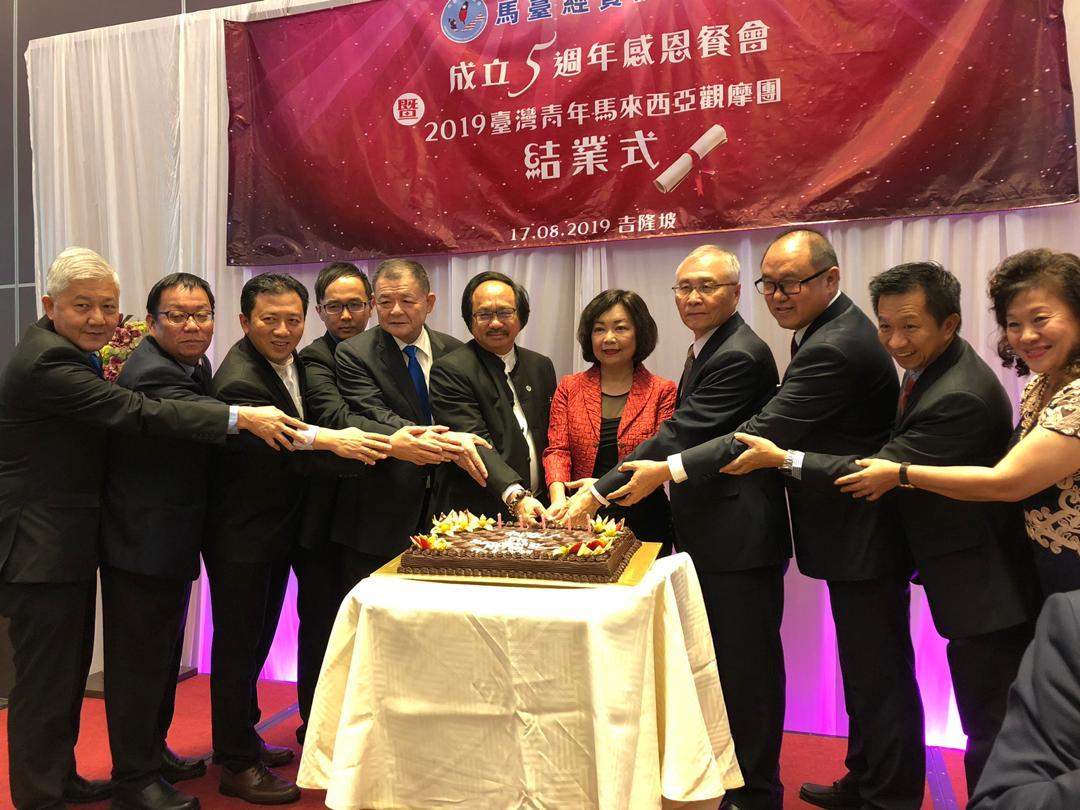 Wakil Anne Hung (kanan kelima) dan VIP memotong upacara kek untuk meraikan ulang tahun kelima penubuhan Mal Tai Holdings Sdn Bhd.
