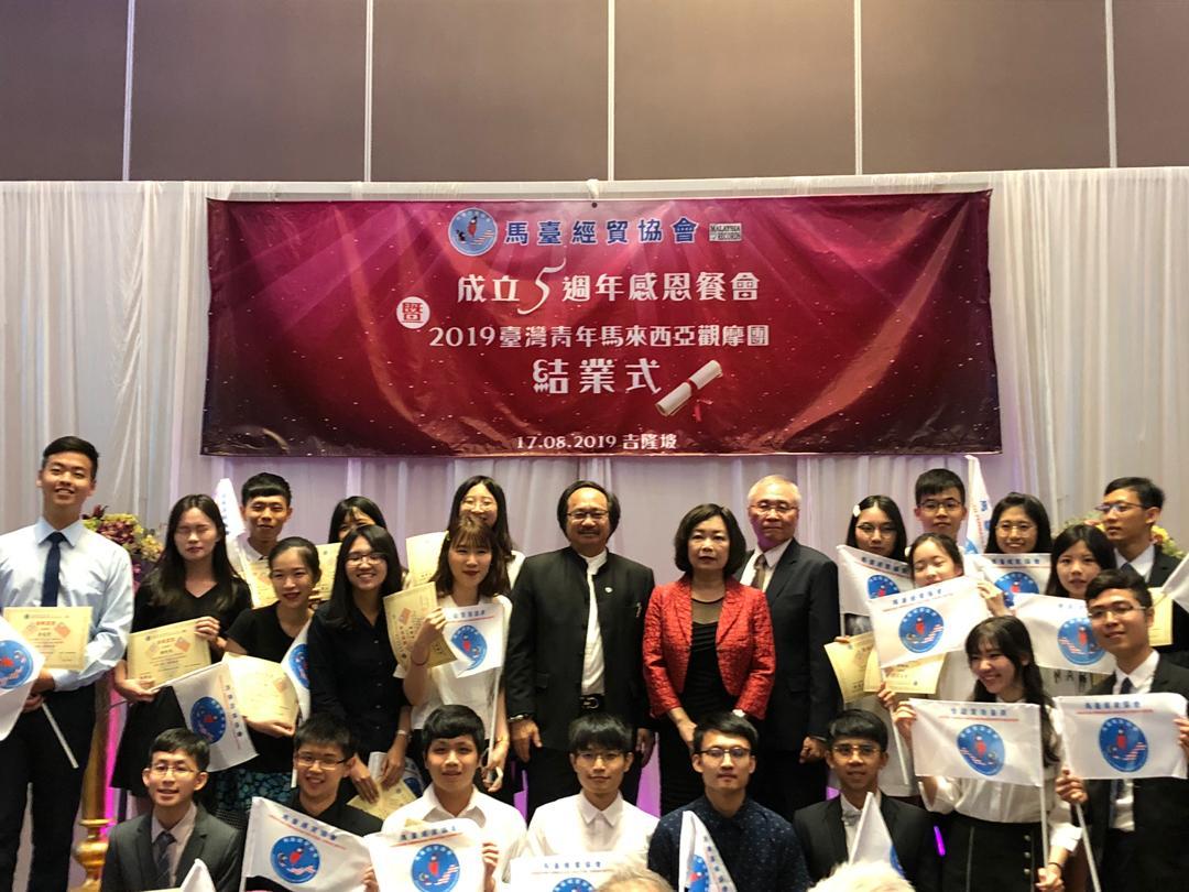 Wakil Anne Hung  mengambil gambar dengan 2019 Taiwan Youth Malaysia Study Tour pelajar.
