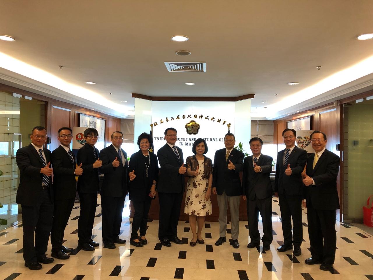 Wakil Anne Hung (kanan kelima) mengambil gambar dengan Taipei Investors´ Association in Penang ahli jawatankuasa baru.