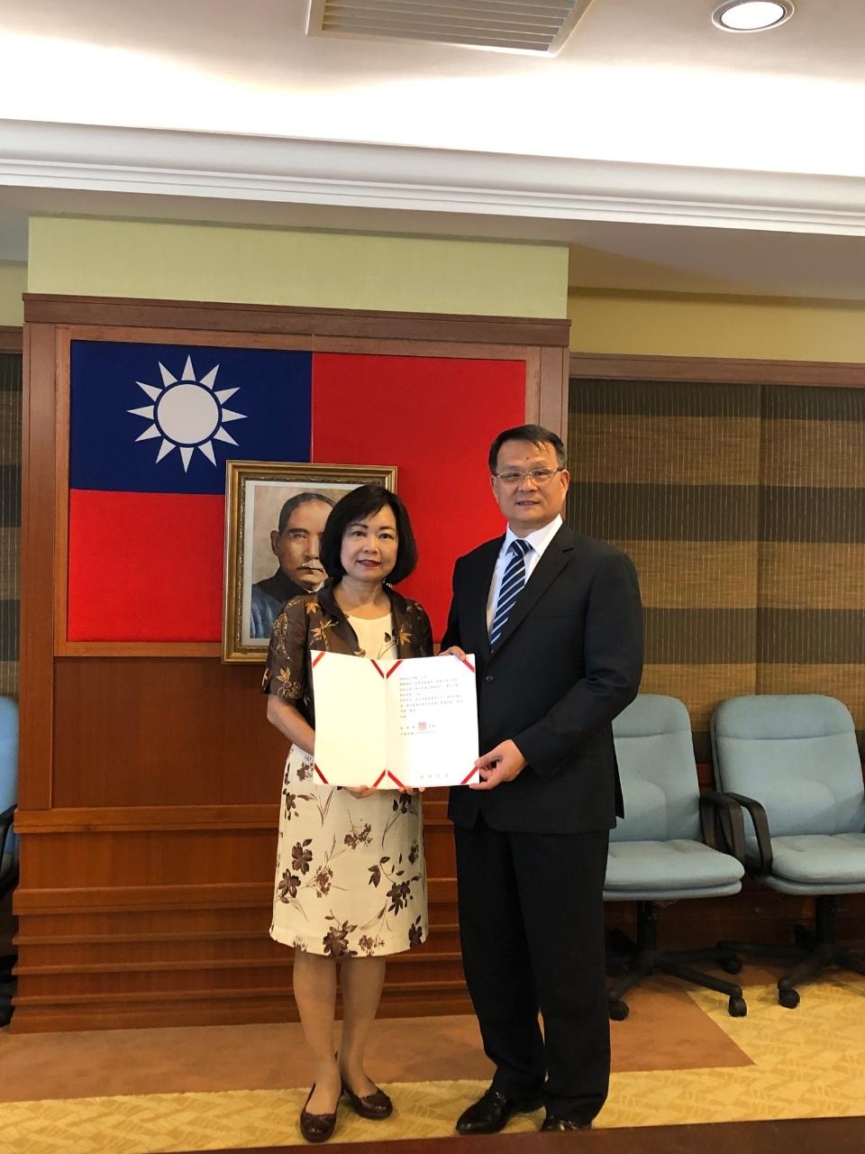 Wakil Anne Hung (kiri) mengeluarkan surat ucapan tahniah dari Taipei Investors´ Association in Penang Directors Peringkat Pertama Dato' Lee Hung Lung.