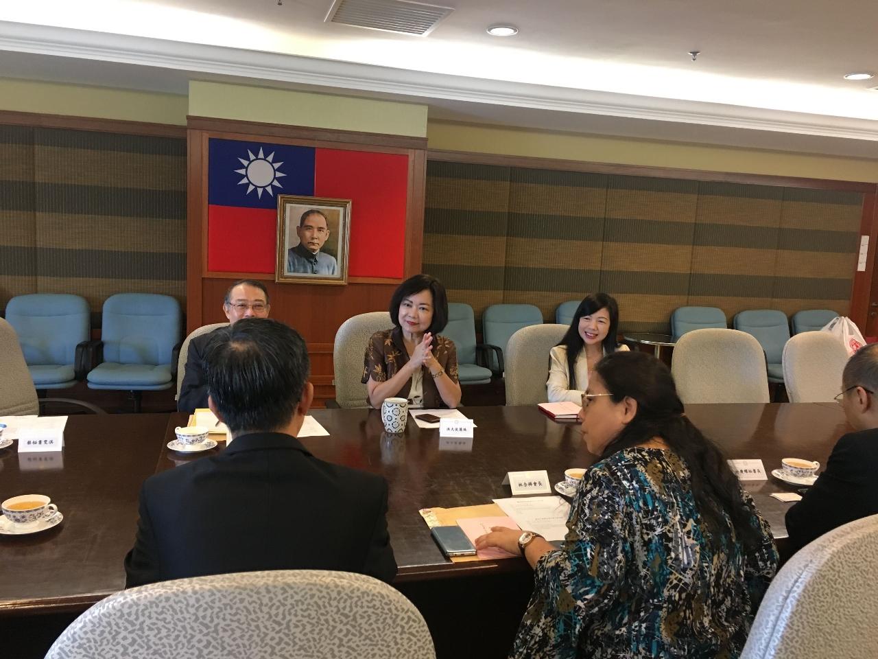 Wakil Anne Hung mesyuarat Peresatuan Siswazah-siswazah Taiwan Pulau Pinang lembaga pengarah dan kader.
