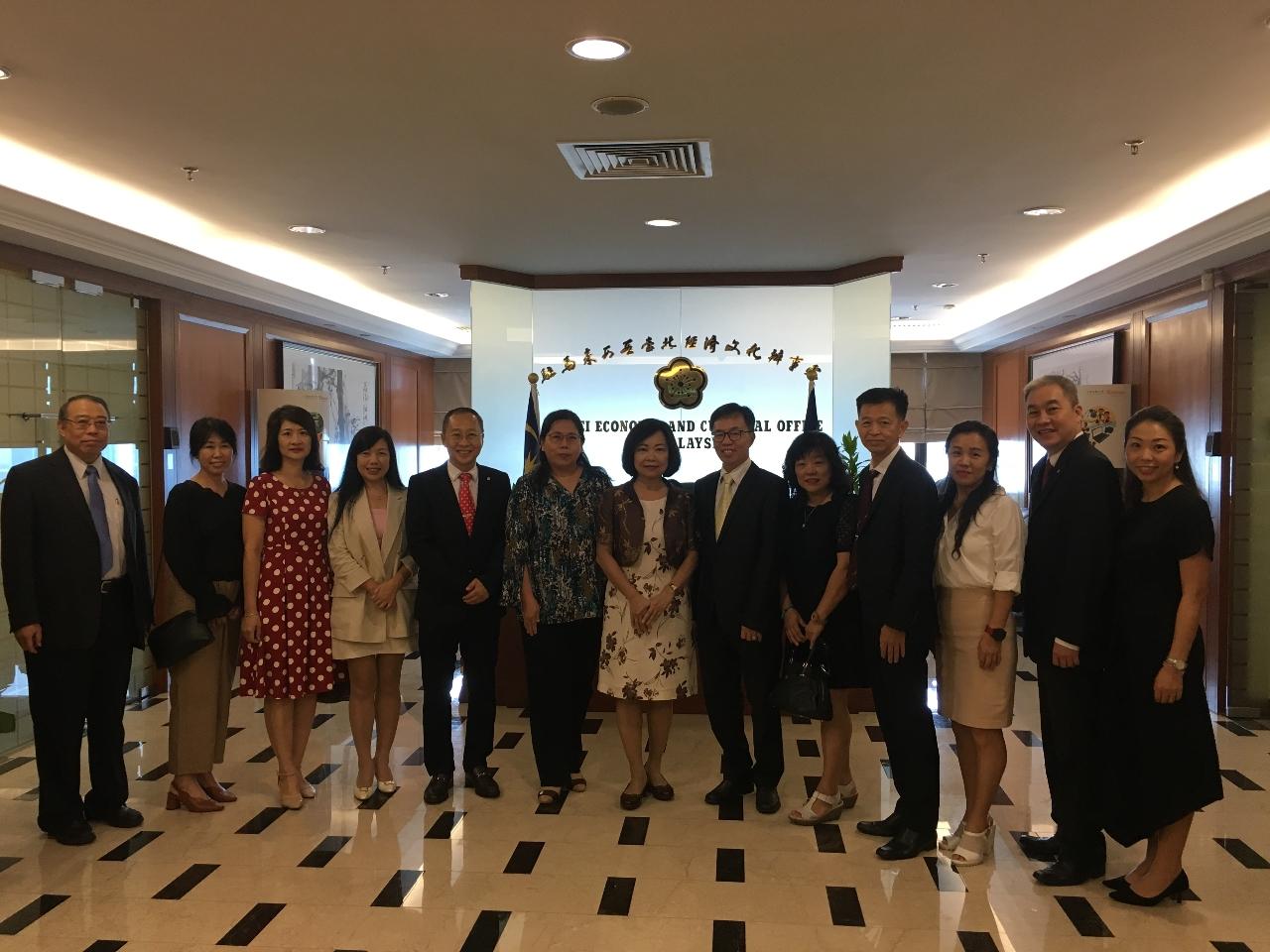 Wakil Anne Hung (kiri ketujuh) dengan Peresatuan Siswazah-siswazah Taiwan Pulau Pinang Pengarah Lim Goay Huah (kiri keenam) dan kader mengambil gambar bersama-sama.
