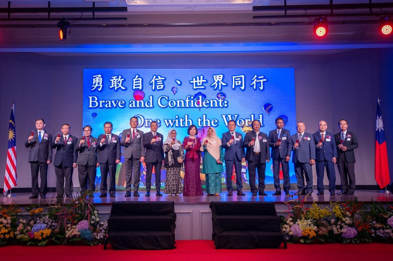 Wakil Anne Hung toast dengan tetamu di majlis sambutan ulang  tahun ke-108 Republik China (Taiwan)  