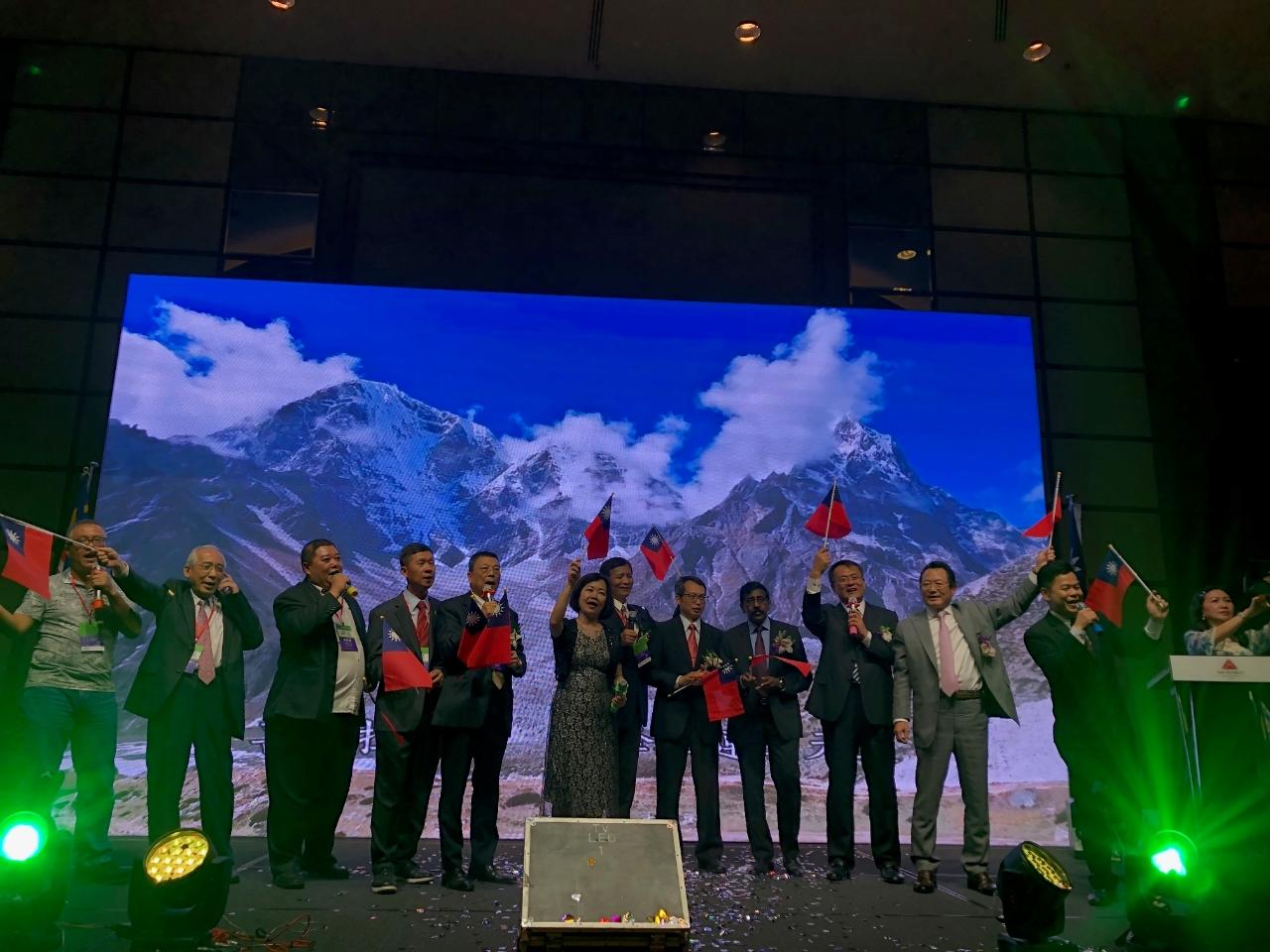 Wakil Anne Hung (kiri keenam) dan VIP melambaikan bendera Republik China dan menyanyikan lagu Republik China.