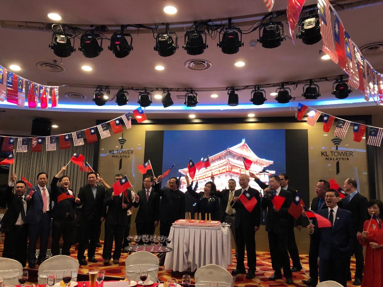 Wakil Anne Hung (tengah) dan para tetamu yang terkenal memancar bendera Republik China dan menyanyikan "Ode ke Republik China" bersama-sama.

