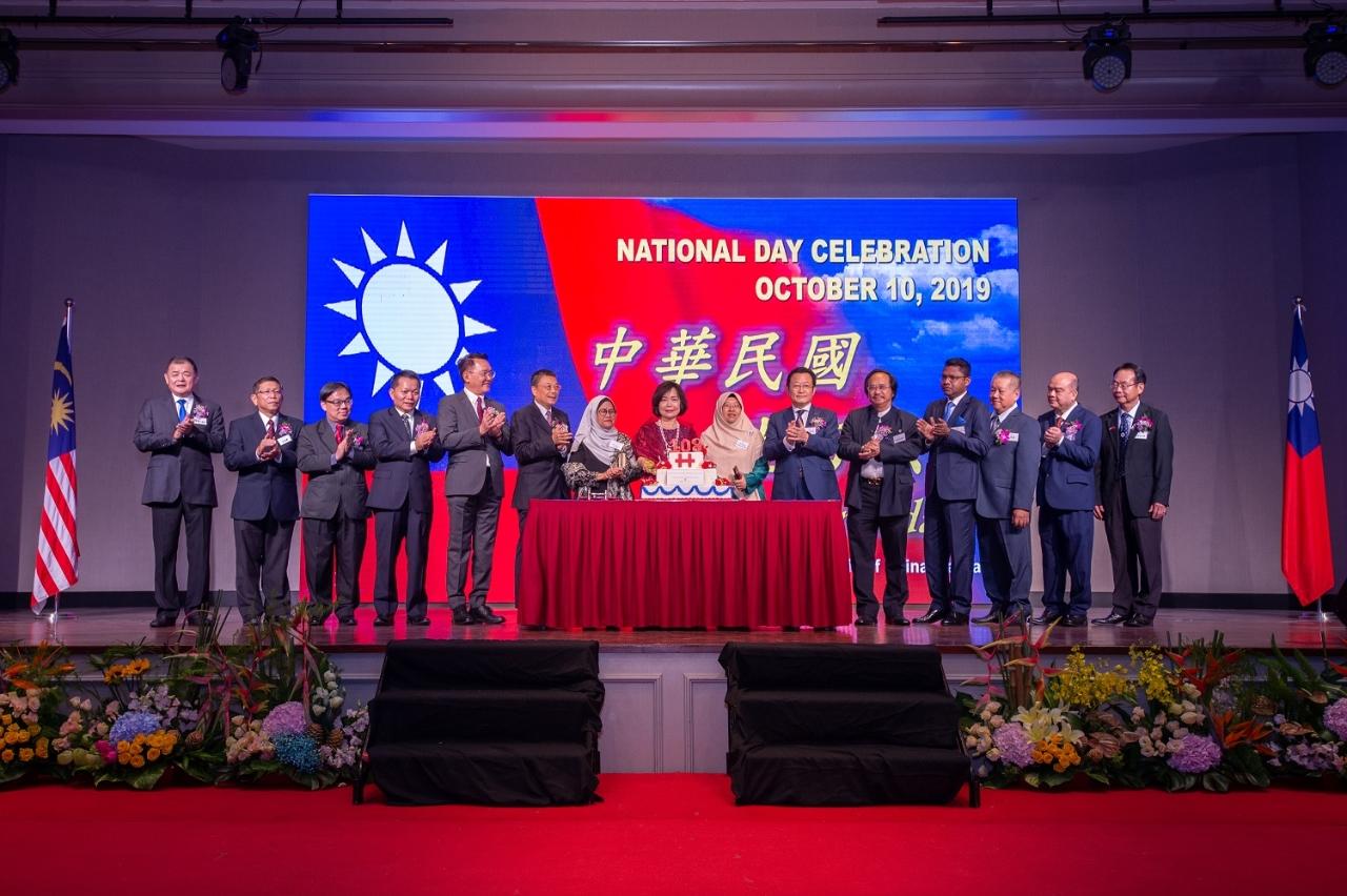 Wakil Anne Hung meraikan sambutan ulang tahun ke-108 Republik China (Taiwan) dengan tetamu.