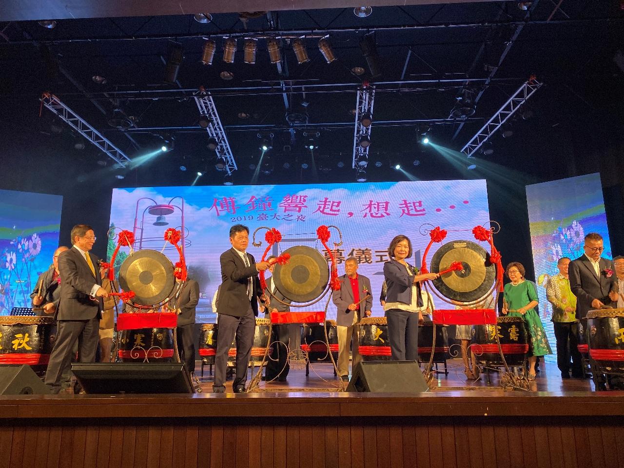 Wakil Anne Hung (kanan kedua) menghadiri majlis makan malam Majlis Perasmian Ceremonial 2019 yang dianjurkan oleh Persatuan Siswazah-Siswazah Universiti Kebangsaan Taiwan, Malaysia.
