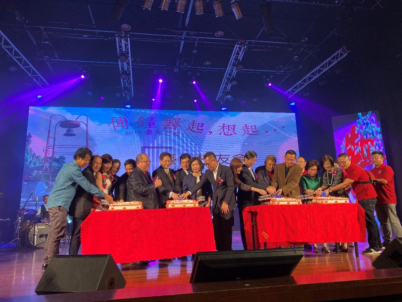 Wakil Anne Hung (kiri kesembilan) menghadiri majlis makan malam ulang tahun 2019   yang diadakan oleh Persatuan Siswazah-Siswazah Universiti Kebangsaan Taiwan, Malaysia memotong kek dengan VIP.
