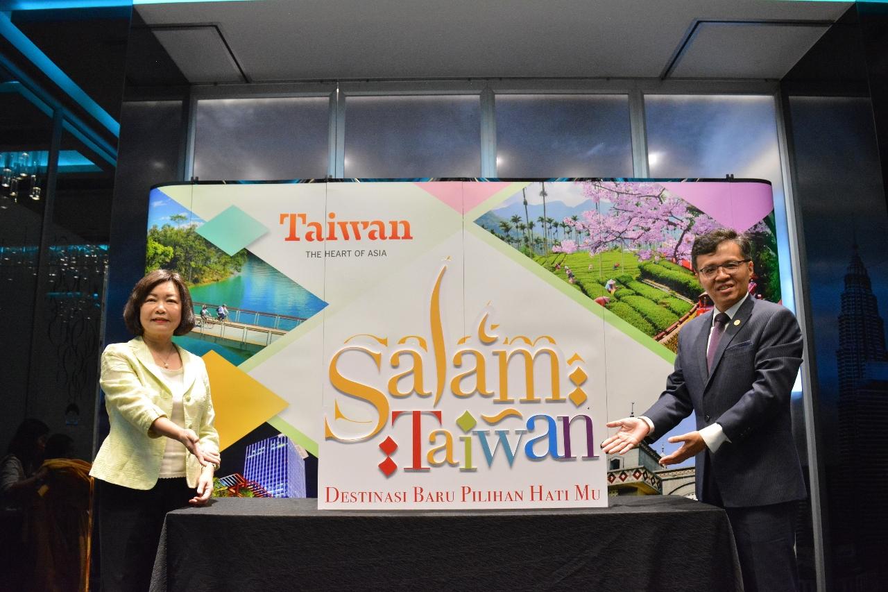 Wakil Anne Hung (kiri) dan Mr. Abe Chou, pengarah Pejabat Biro Pelancongan Taiwan Kuala Lumpur (kanan) melancarkan “Salam Taiwan 2.0” LOGO.
