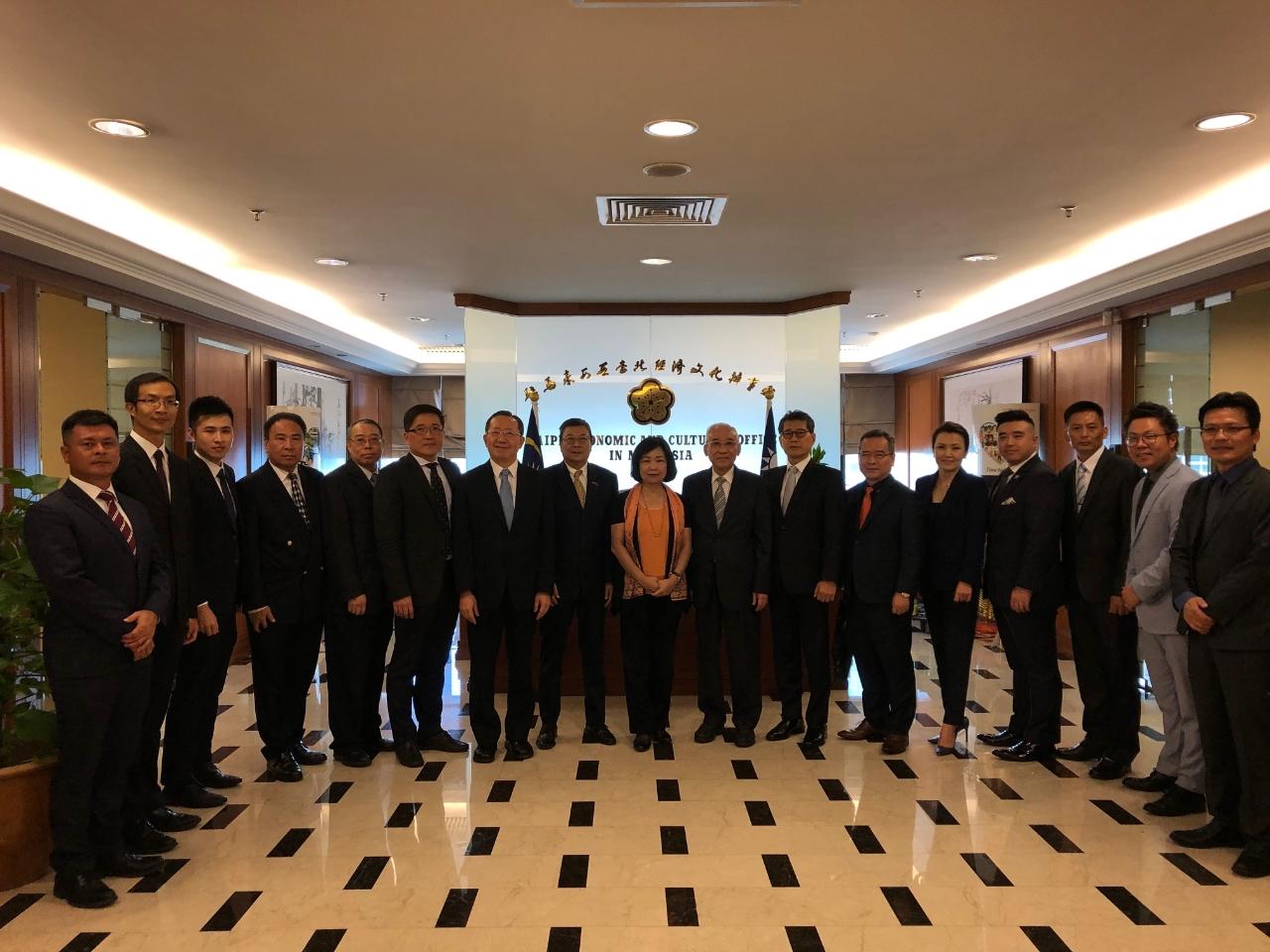 Wakil Anne Hung (tengah) mengambil gambar dengan Taipei Investors` Association in Malaysia dan Taipei Investors´ Association in Kuala Lumpur ahli jawatankuasa baru.