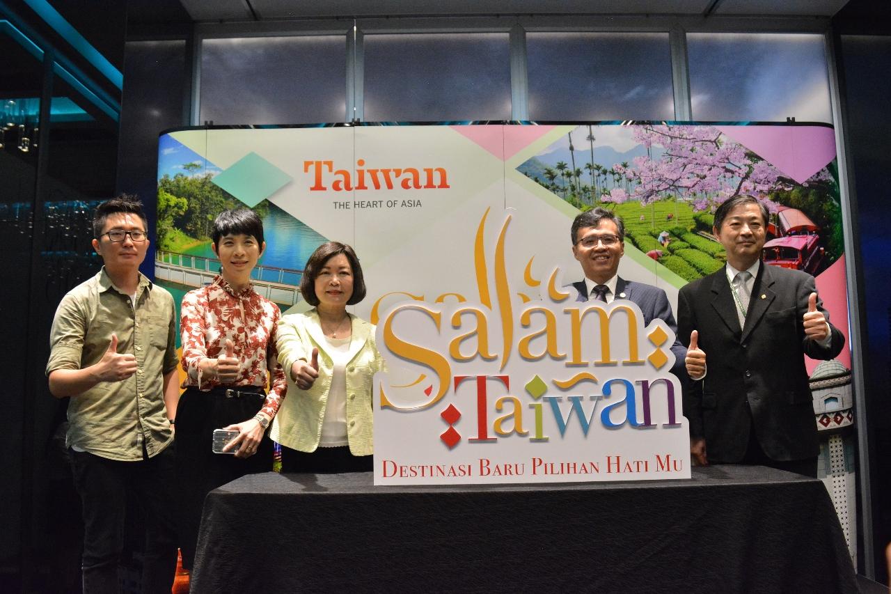 Wakil Anne Hung (kiri ketiga), Wakil AirAsia, China Airlines, EVA Air dan Mr. Abe Chou (kiri keempat) mengambil gambar dalam Majlis Pelancaran Kempen “Salam Taiwan” .
