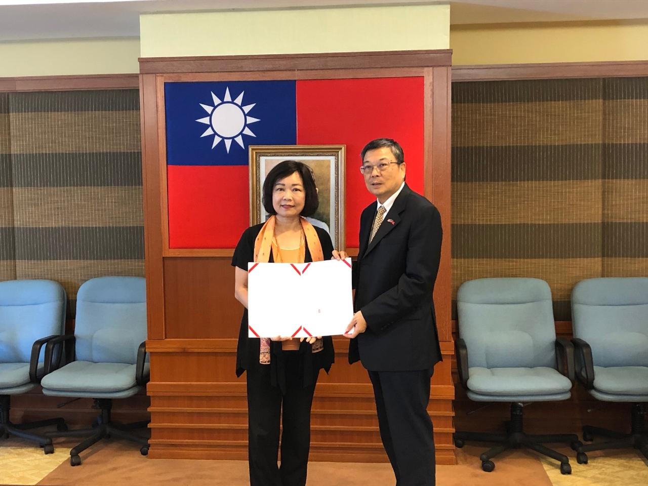 Wakil Anne Hung (kiri) menyampaikan ucapan tahniah kepada Lin Young Chang, Presiden Taipei Investors´ Association in Malaysia.
