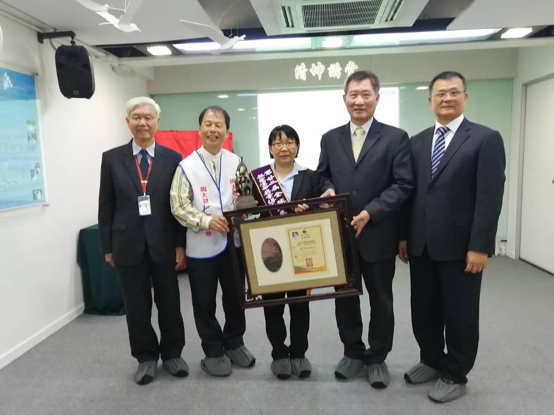 Timbalan wakil Michael.S.Y.Yiin (kanan kedua) menyampaikan anugerah kepada pemenang Malaysia– HD Training House CEO, Cik Chan Wai Yoke.
