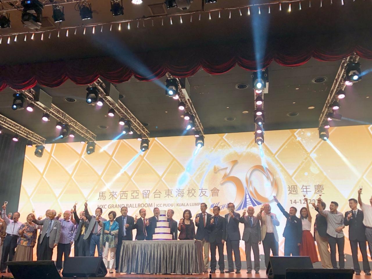 Wakil Anne Hung (tengah) meraikan Ulang Tahun Ke-30 Persatuan Siswazah University Tunghai Taiwan, Malaysia dengan para tetamu yang dihormati.