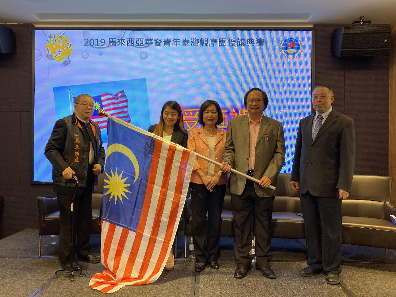 Wakil Anne Hung meraikan "Majlis Penyampaian Bendera Malaysia Youth Taiwan Study Tour 2019".
